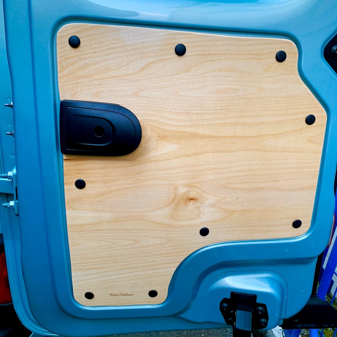ルノー カングー用 木製バックドアパネル | Roost Outdoors®